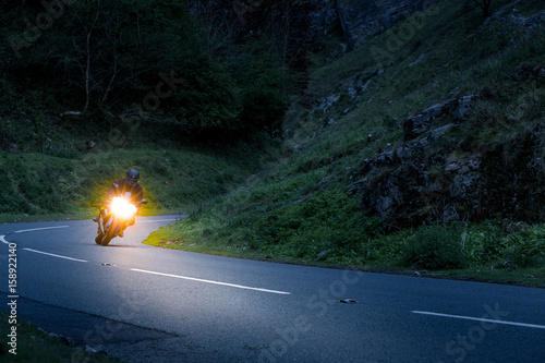 Motorrad in Kurve in der Nacht