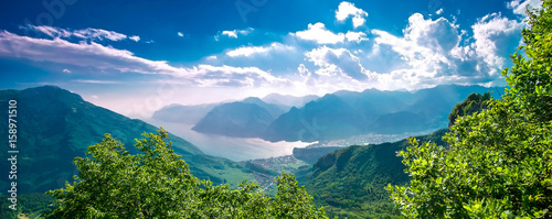Il lago di Garda con il monte Baldo dalla val di Gresta