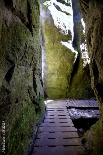 Parująca skała w oświetlonym skalnym przejściu w czeskich górach - Teplice nad Metuji