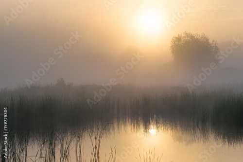 Świt nad wodą