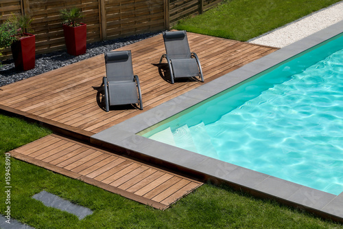 piscine terrasse en bois exotique et transat