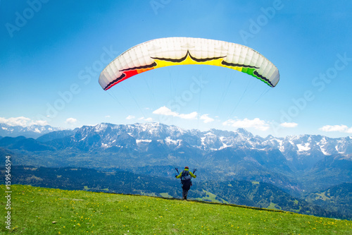 Paraglider beim Start am Wank