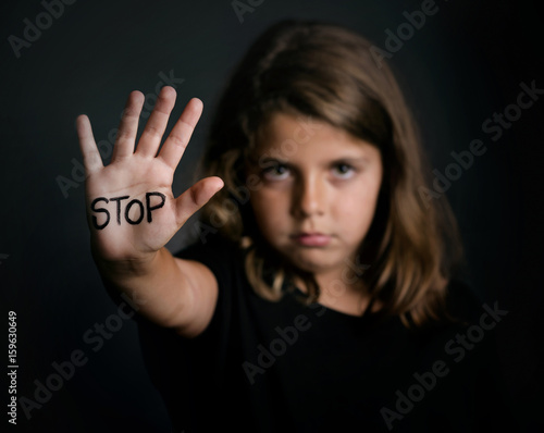 Stop,niña maltratada 