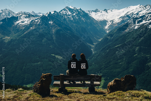 Junges Paar auf einer Bank in den Alpen