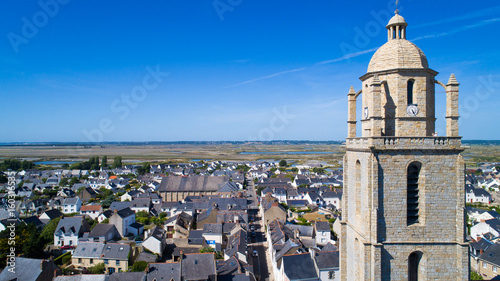 L'église Saint Guénolé de Batz sur Mer et vue sur les marais salants de Guérande, France