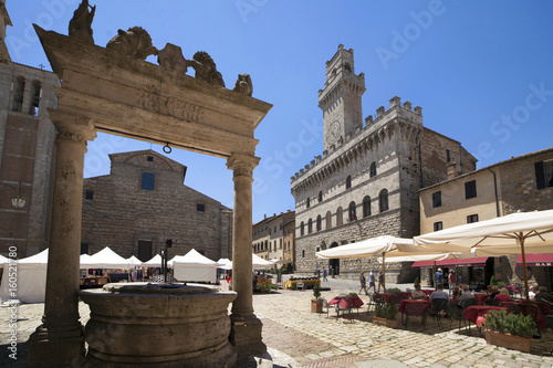 Italia,Toscana, Montepulciano, Piazza Grande e Palazzo Comunale e pozzo.