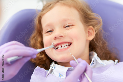 Uśmiechnięta dziewczyna u dentysty