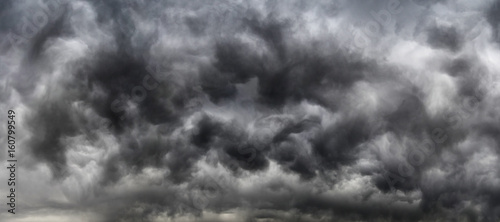 Cielo drammatico con nuvoloni di colore grigio