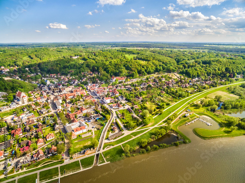 Kazimierz Dolny nad Wisłą widziany z lotu ptaka. Turystyczne miasteczko nad rzeką Wisłą.