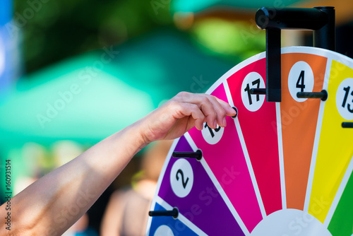 Glücksrad drehen auf einem Jahrmarkt und viele Preise gewinnen