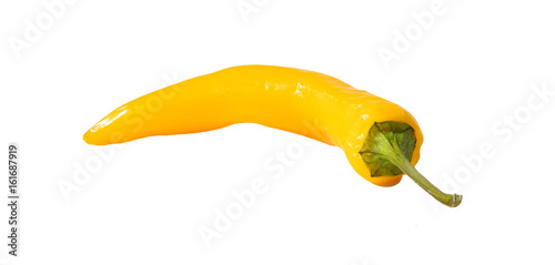 Żółta papryczka chili na białym tle