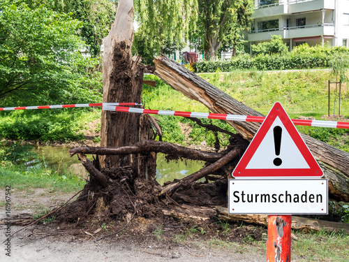 Achtung Sturmschaden Baum