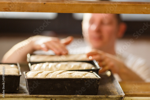 Becker prüft Brot