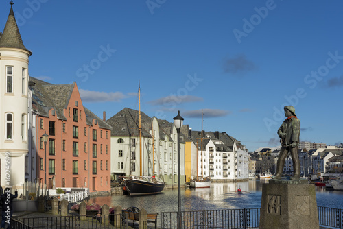 Alsesund Norwegen Hafen mit Denkmal