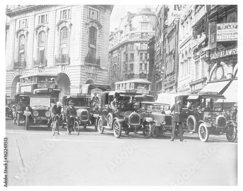 London - Piccadilly Circus. Date: 1928