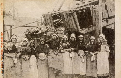 Pit Bank Women - 1904. Date: 1904