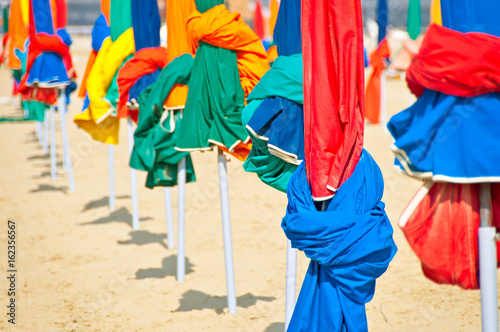 Parasols colorés de la plage de Deauville, France