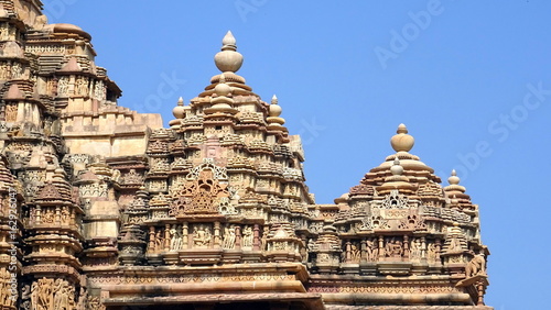 Detalle de la parte superior del templo Kandariya Mahadev en Khajuraho. Madhya Pradesh . India 