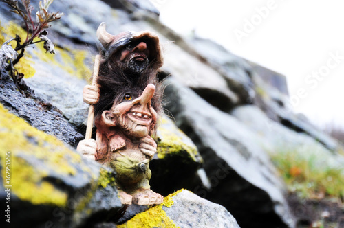 Norweskie trolle na kamieniu