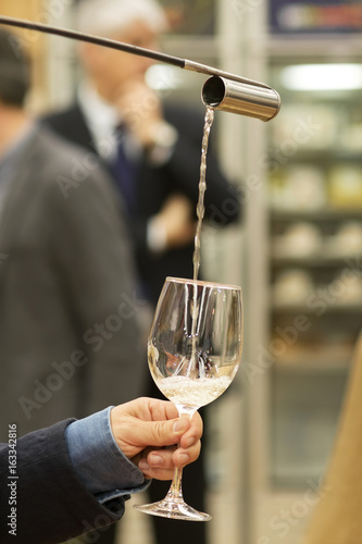 expert wine pourer venenciador with sherry wine