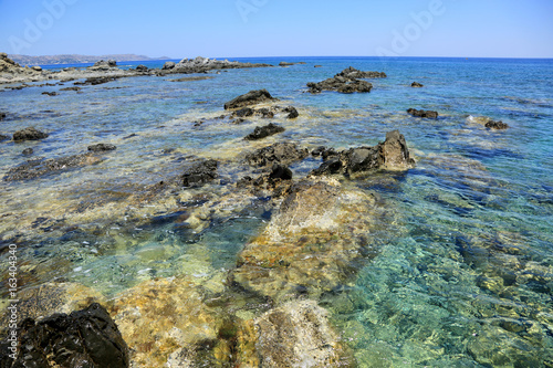 Piękne kolorowe dno morskie na brzegu wyspy Rodos w Grecji.