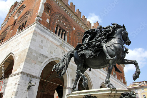Piacenza; il Gotico e la statua equestre di Ranuccio Farnese