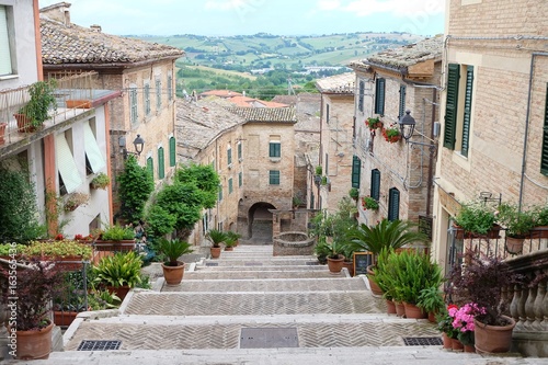 Corinhaldo (Italien/Marken) - Via Piaggia mit Polenta-Brunnen