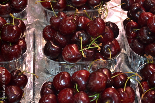 Cerezas en mercado