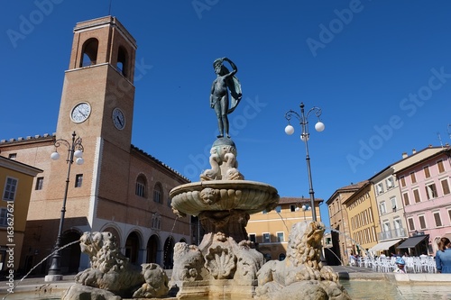 Fano (Italien/Marken), Glücksbrunnen (Fontana della Fortuna) vor dem Teatro della Fortuna