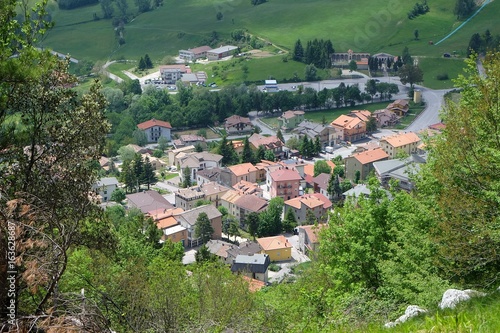 Blick vom Parco Comunale Monte Montone auf Villagrande (Italien/Marken)