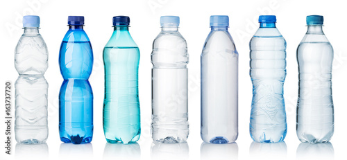 Kolekcja butelek z wodą