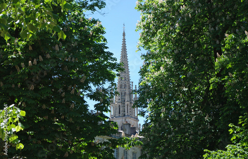 Flèche de la Basilique néogothique Saint-Epvre de Nancy photographiée depuis le parc de la Pépinière.