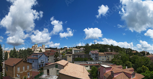 Italia: lo skyline di Vibo Valentia, città calabrese le cui radici risalgono alla Magna Gracie e all'antichità, vista sulle case, sui tetti e sulla chiesa di San Leoluca