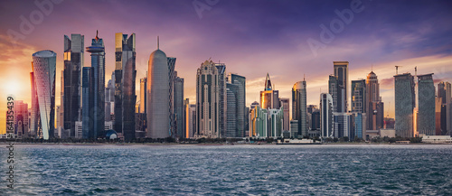 Die Skyline von Doha, Katar, bei Sonnenuntergang