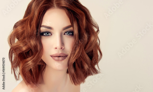 Piękna modelka z krótkimi włosami. Kobieta z czerwonymi kręconymi włosami. Czerwona głowa