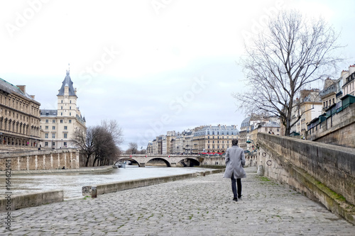 Hombre andando por París