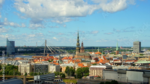 sonniges weites Stadtpanorama von Riga mit Markthallen und Brücken über Fluss Daugava