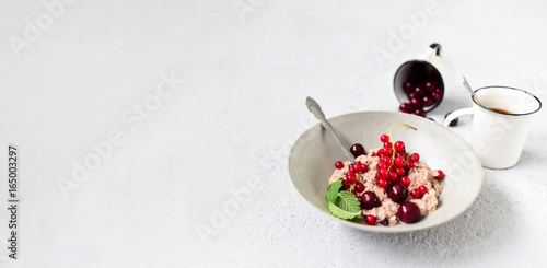 Porridge with seasonal fruits