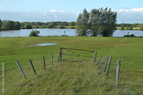 een weiland met hek aan de rivier de Vecht in het Vechtdal