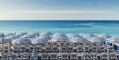 Parasols et chaises longues au bord de la mer Méditerranée