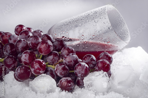 красный виноград с фужером во льду