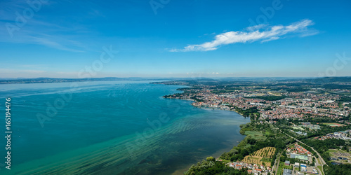 Lufaufnahme von Friedrichshafen und Bodensee