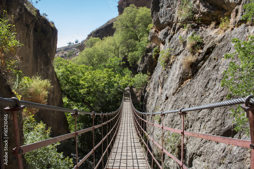 Die Hängebrücke von Los Cahorros - in Monachil, Spanien 