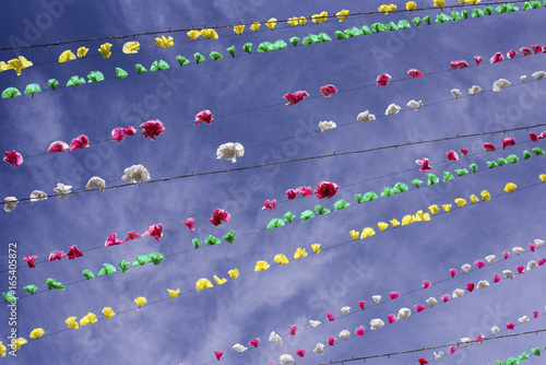 guirlandes de fleurs en papier dans le ciel