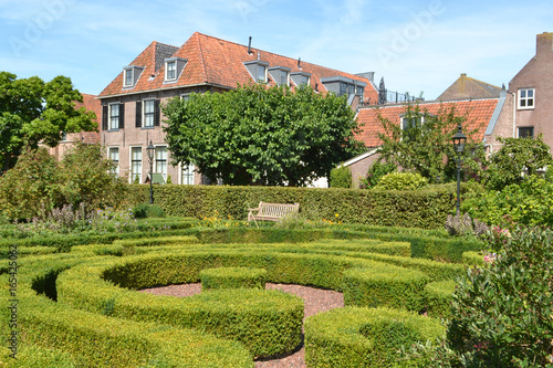 deftige woning in een stadstuin van formele taxushaagjes 