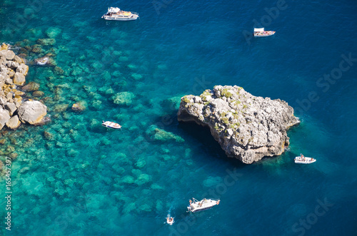 łodzie przy wyspie capri we włoszech