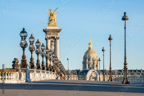 Pont Alexandre III und Invalidendom in Paris, Frankreich