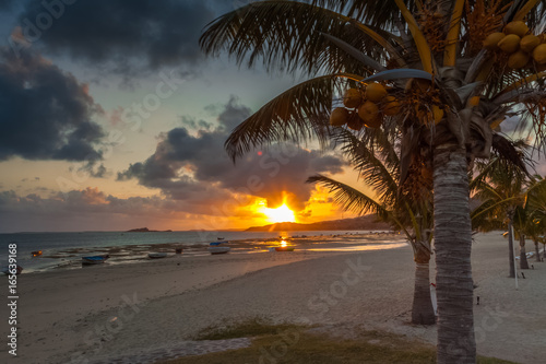 coucher de soleil sur plage de Mourouk, île Rodrigues, Maurice 