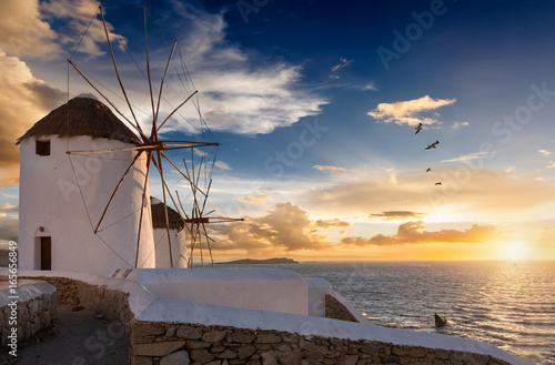 Die Windmühlen von Mykonos bei Sonnenuntergang, ohne Menschen, Griechenland