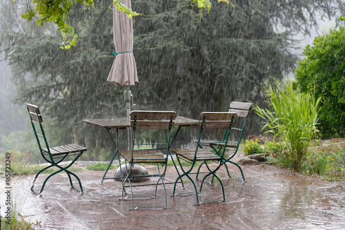 Verregneter Sommer 2017: Terrasse im Regen